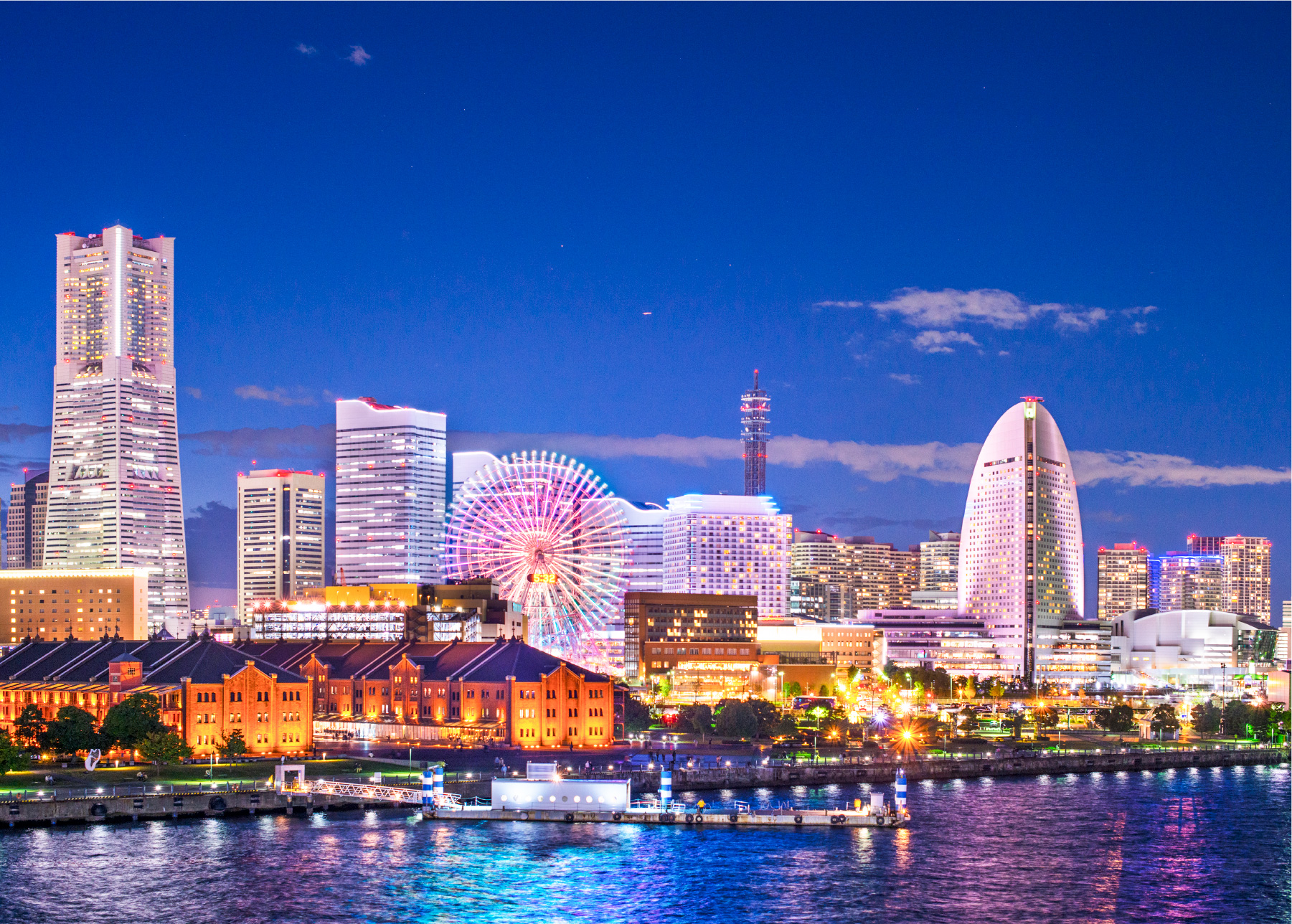 夜の横浜の街並み