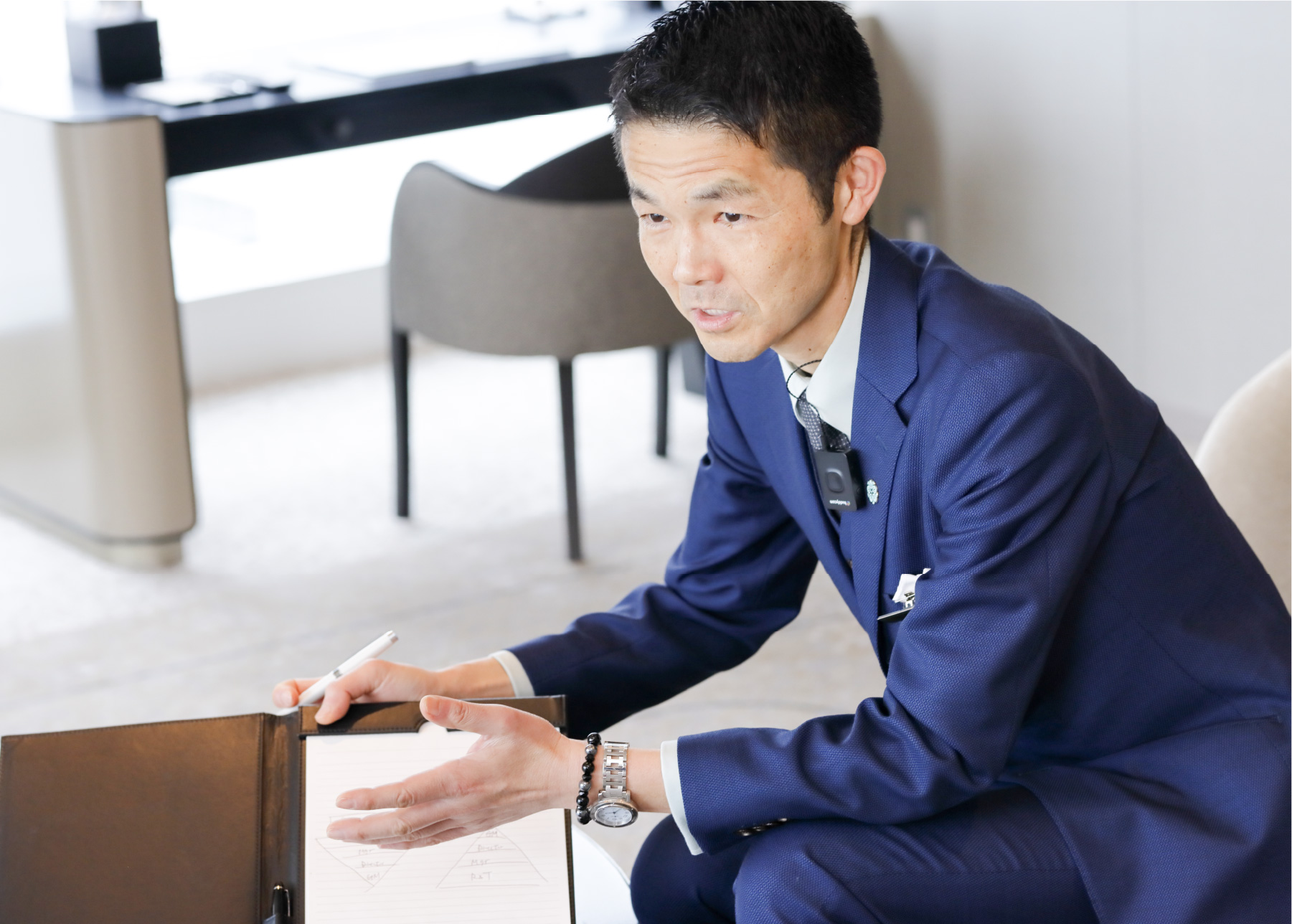 「ザ・カハラ・ホテル&リゾート 横浜」総支配人・阿部 泰年が話している様子