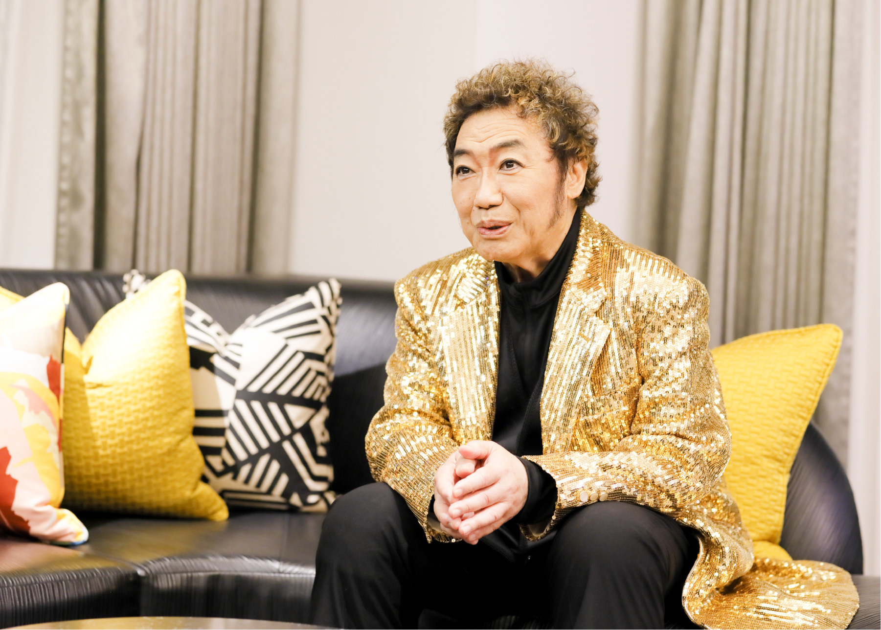 インタビューに答えるコロッケさんの様子