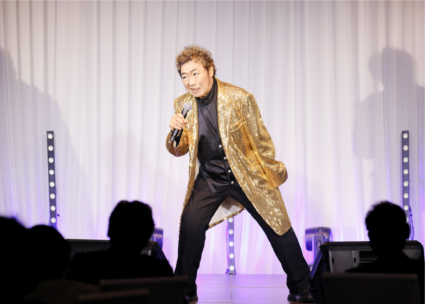 観客を魅了する、コロッケさんのディナーショーでのモノマネパフォーマンス
