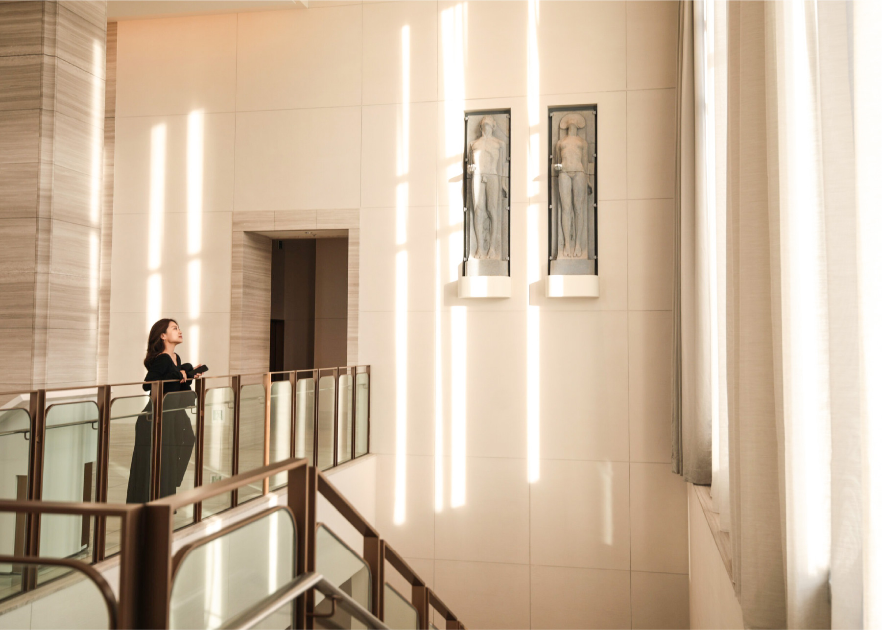 外を眺めている女性の写真