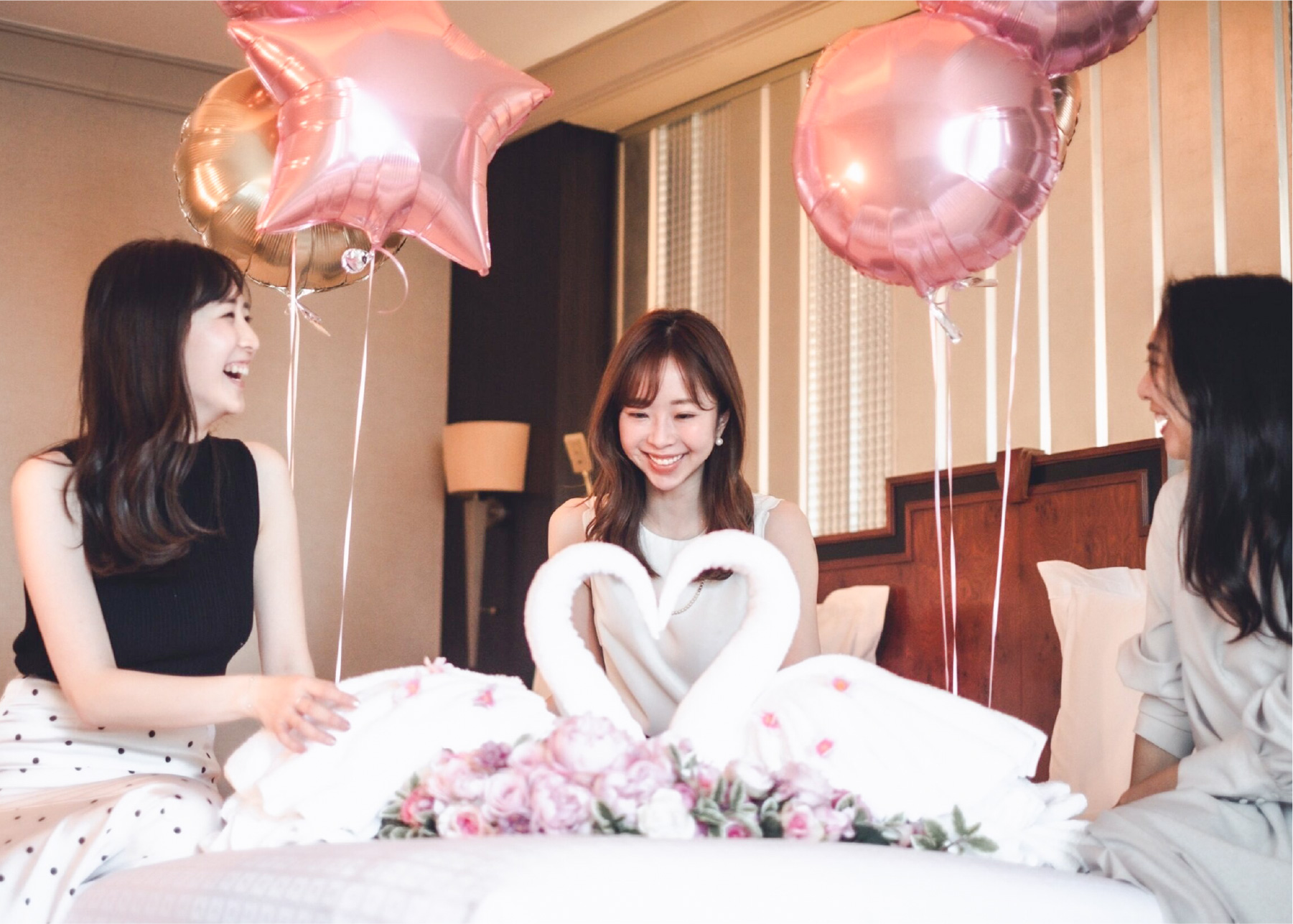 装飾された客室で会話を楽しむ3人の女性