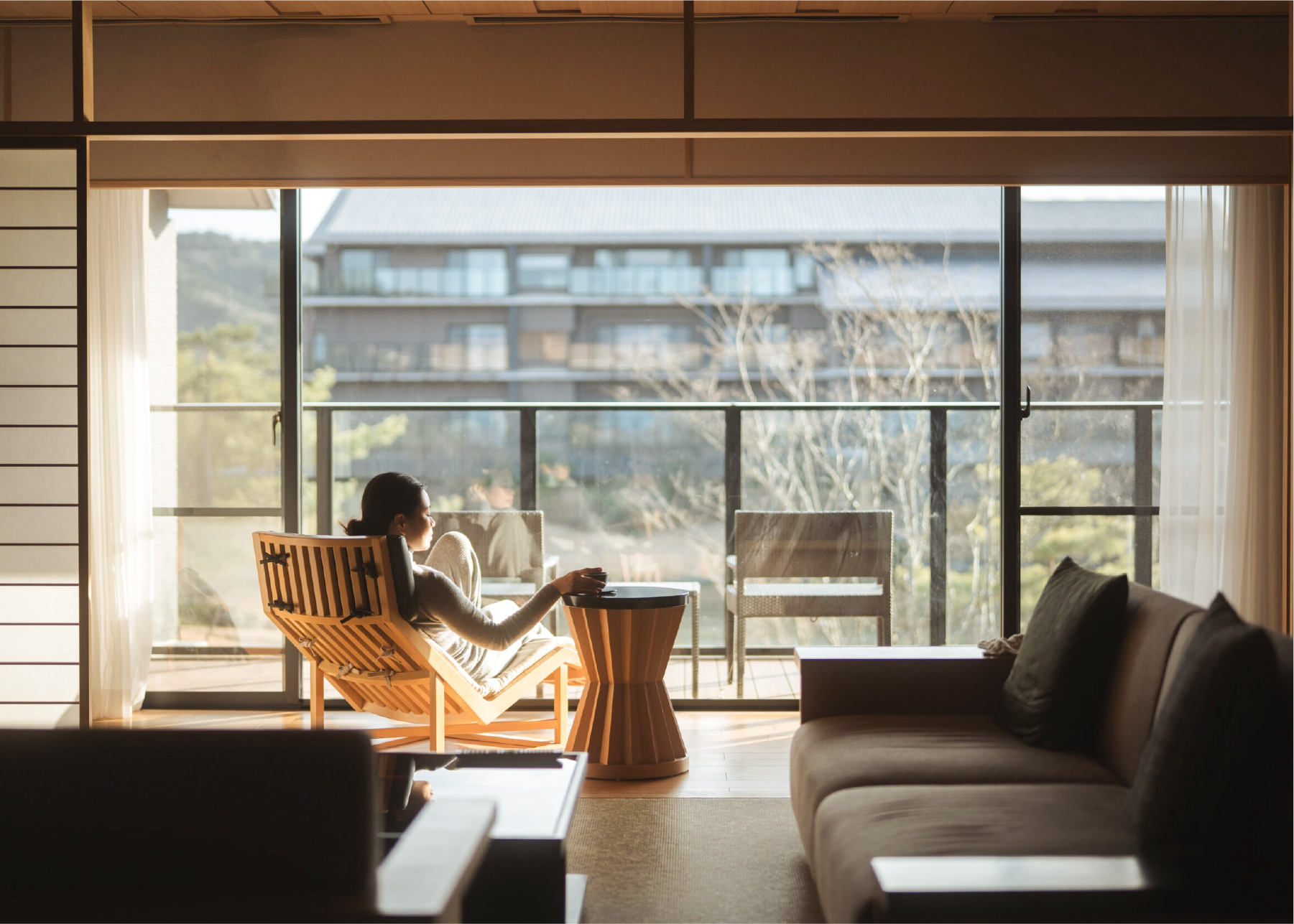客室の窓際の椅子に座っている女性