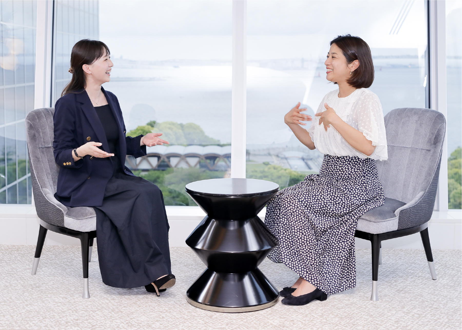 平松さんと霧生さんが向かい合って会話している様子