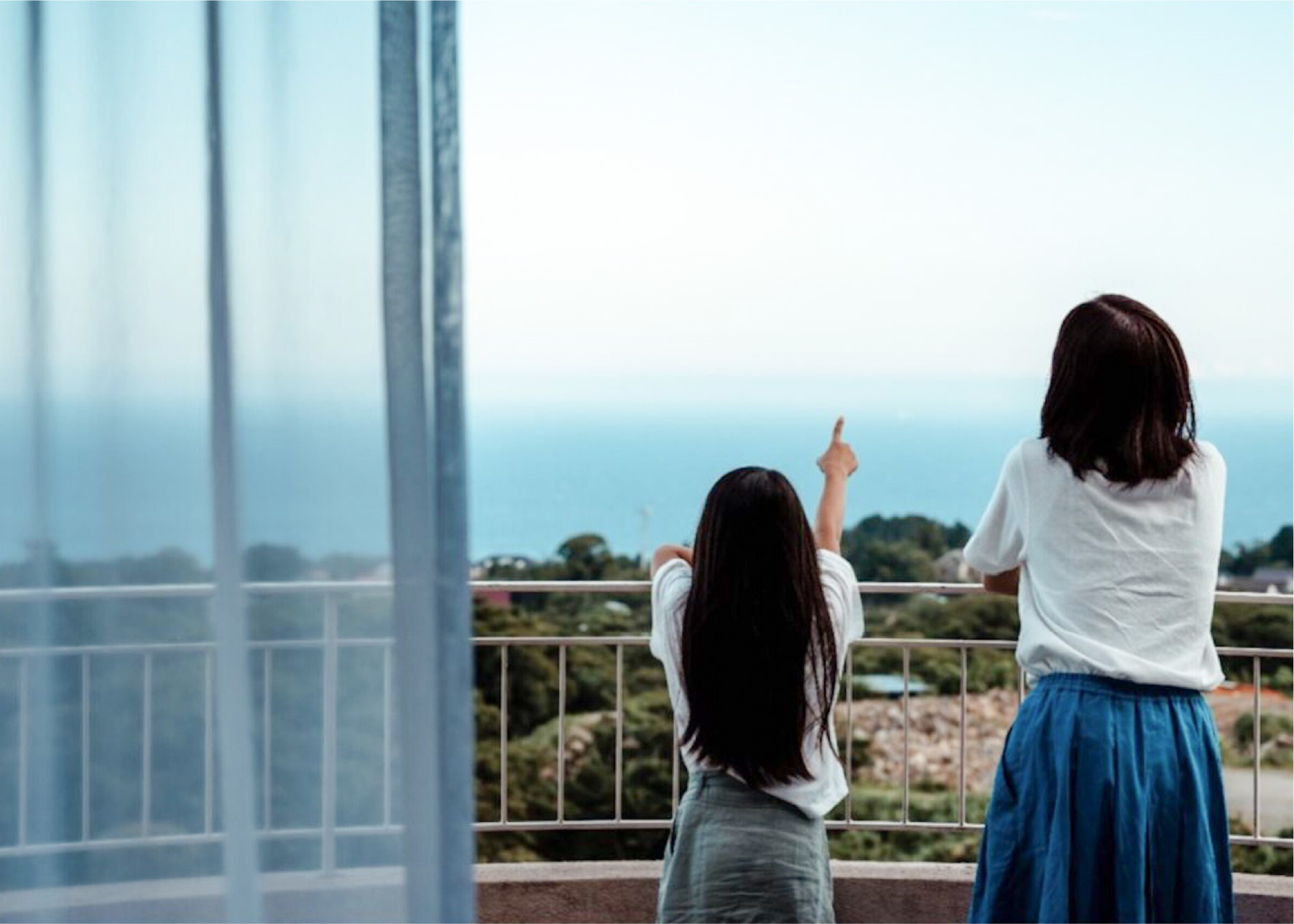 空を指差している女性