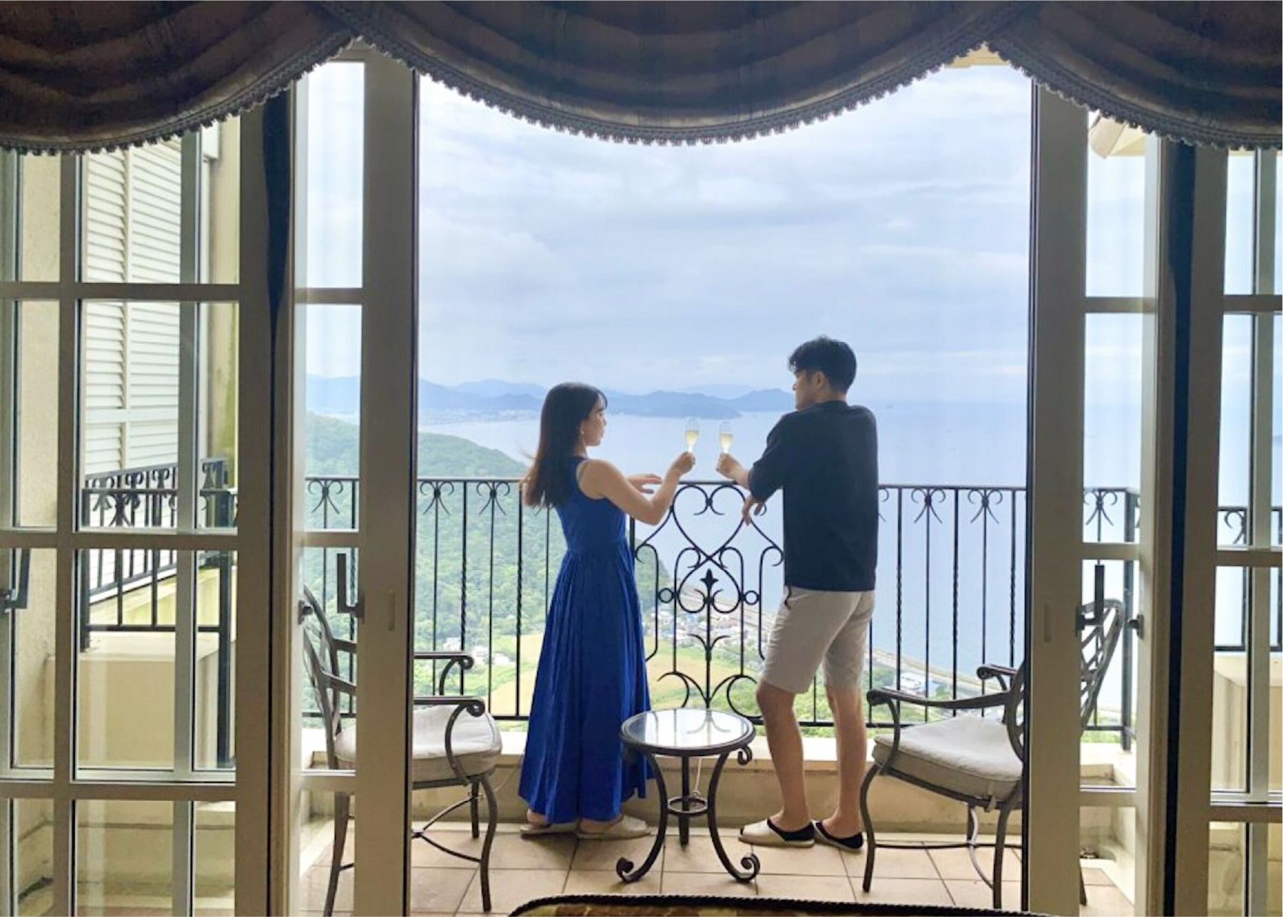 ベランダでお酒を楽しむ男女