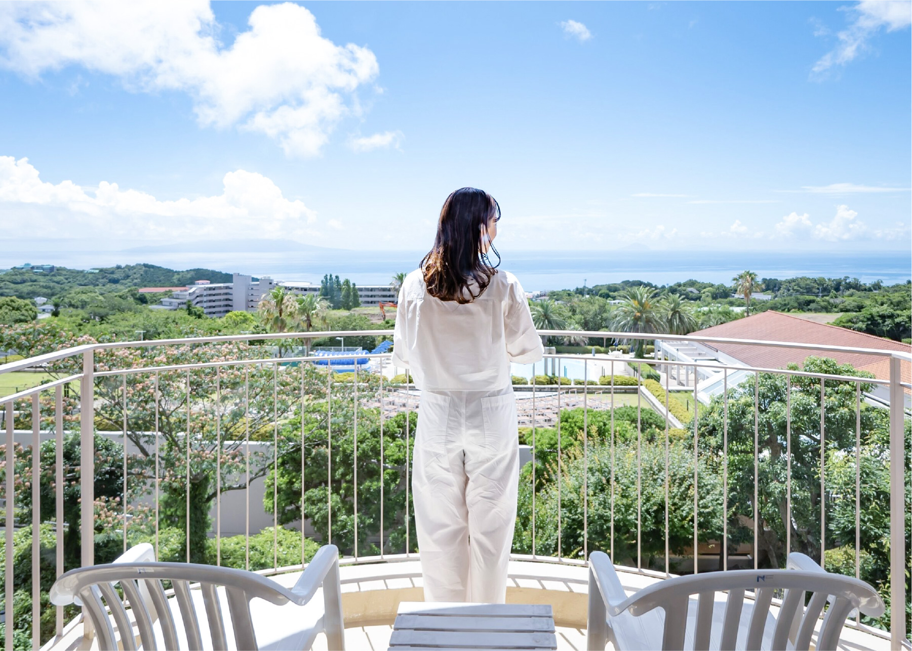ベランダで外の景色を眺める女性