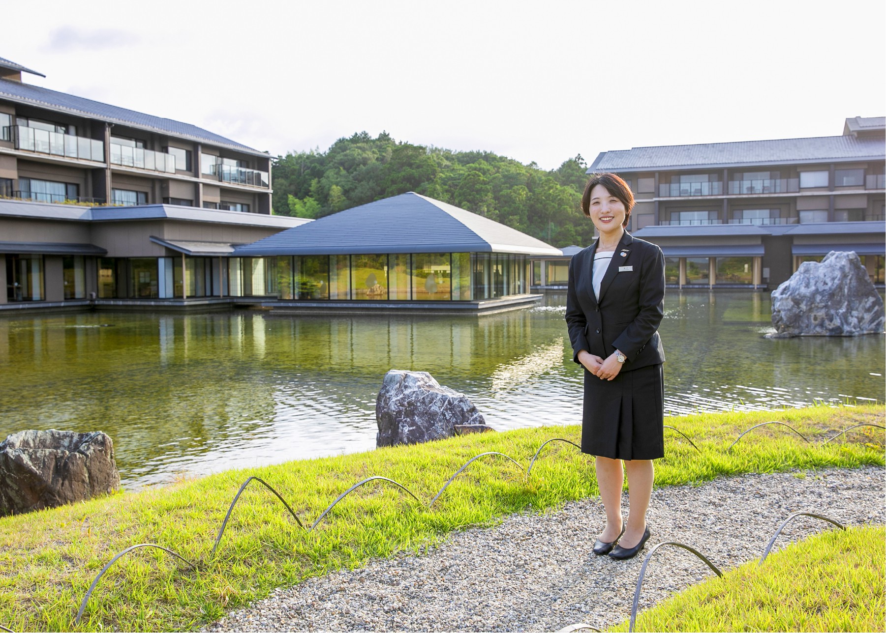 鳥羽別邸を背景に立つグランドエクシブ鳥羽 ブランドアンバサダー・金子愛さん