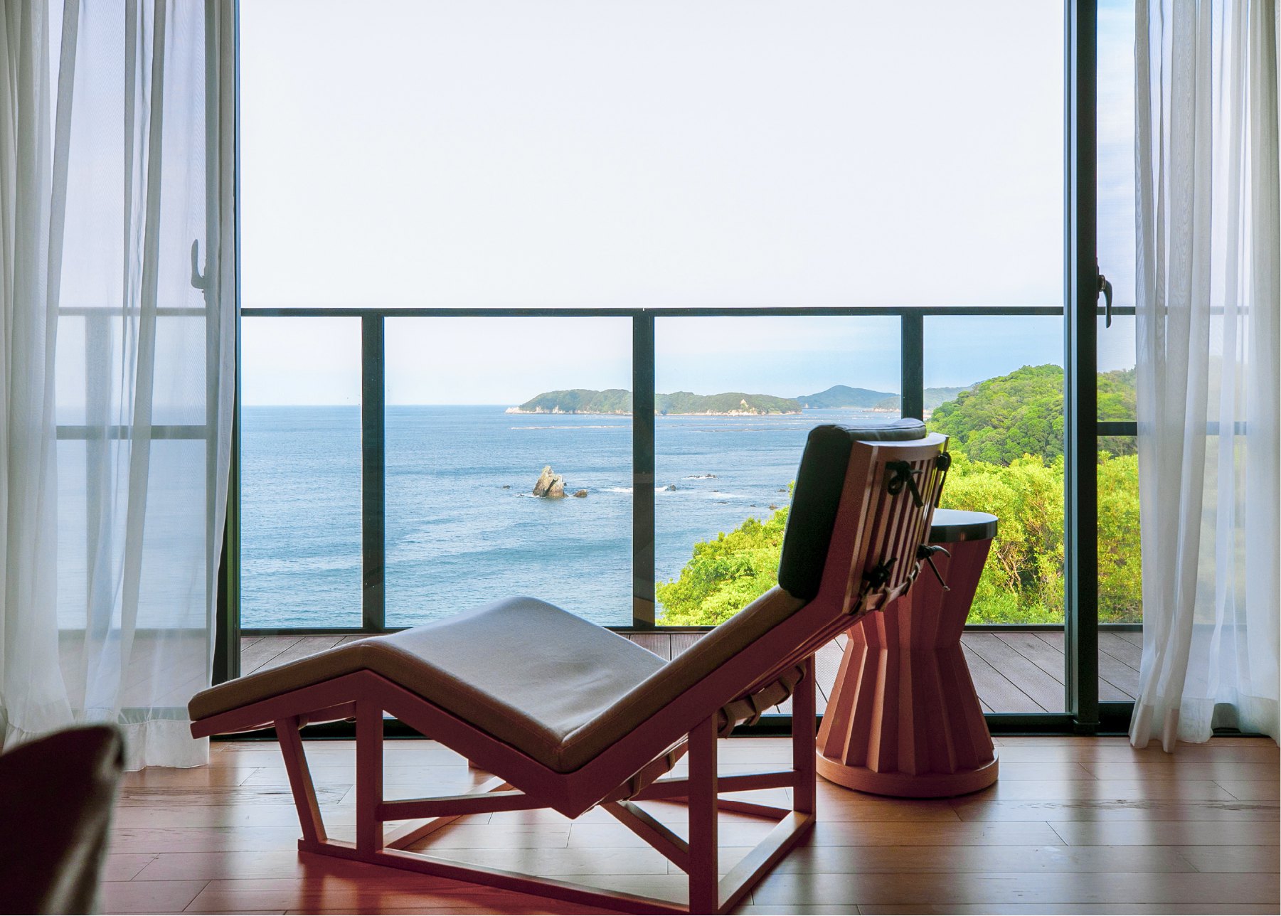 海を望む部屋に置かれた椅子