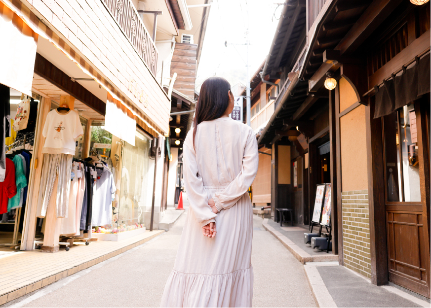 有馬温泉街を歩く女性