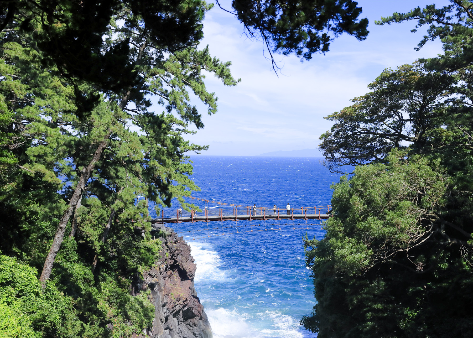城ヶ崎海岸にかかる門脇吊橋の風景